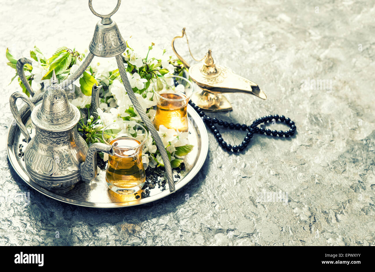 Orientalische Silber Tee Geschirr, Arabische Laterne und Rosenkranz. Islamische Feiertage Dekoration. Vintage-Stil getönten Bild Stockfoto