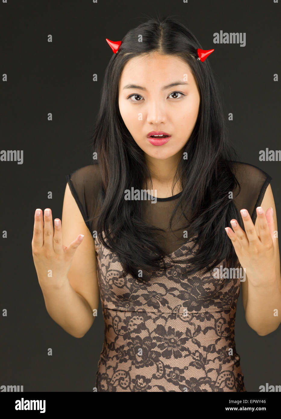 Attraktive asiatische junge Frau Engel und Dämon Stockfoto