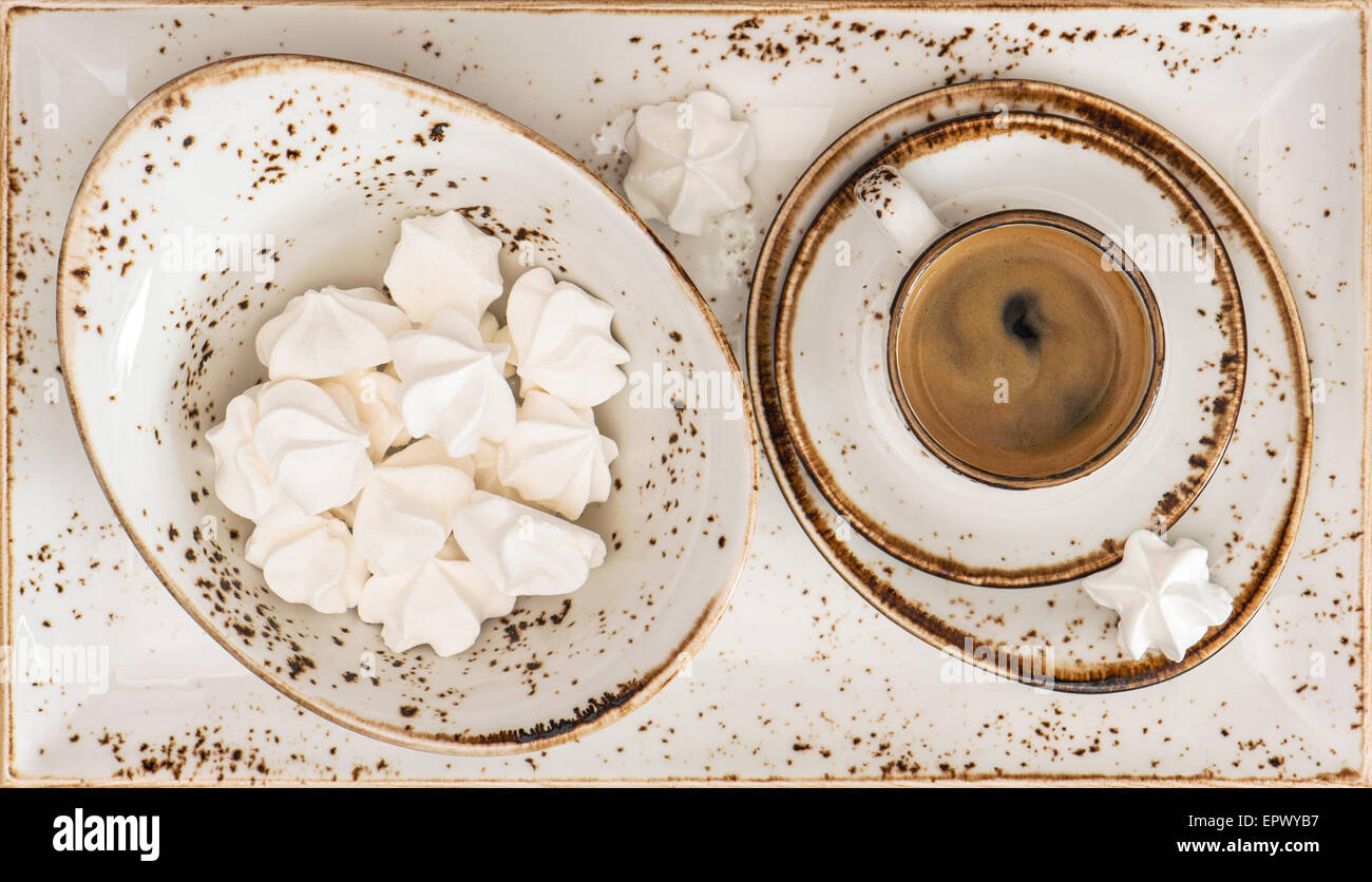 Schwarzer Kaffee mit Baiser Cookies. Retro-Stil Porzellangeschirr. Ansicht von oben Stockfoto