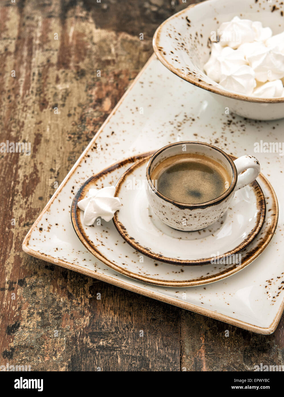 Tasse schwarzer Kaffee mit Baiser Cookies. Vintage-Stil Geschirr Dekorationen Stockfoto
