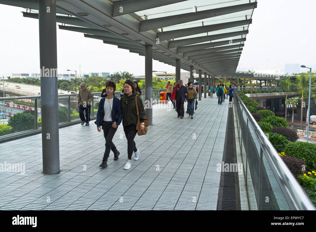 dh CENTRAL HONG KONG Fußgänger Gehwege Menschen auf Gehweg Stockfoto