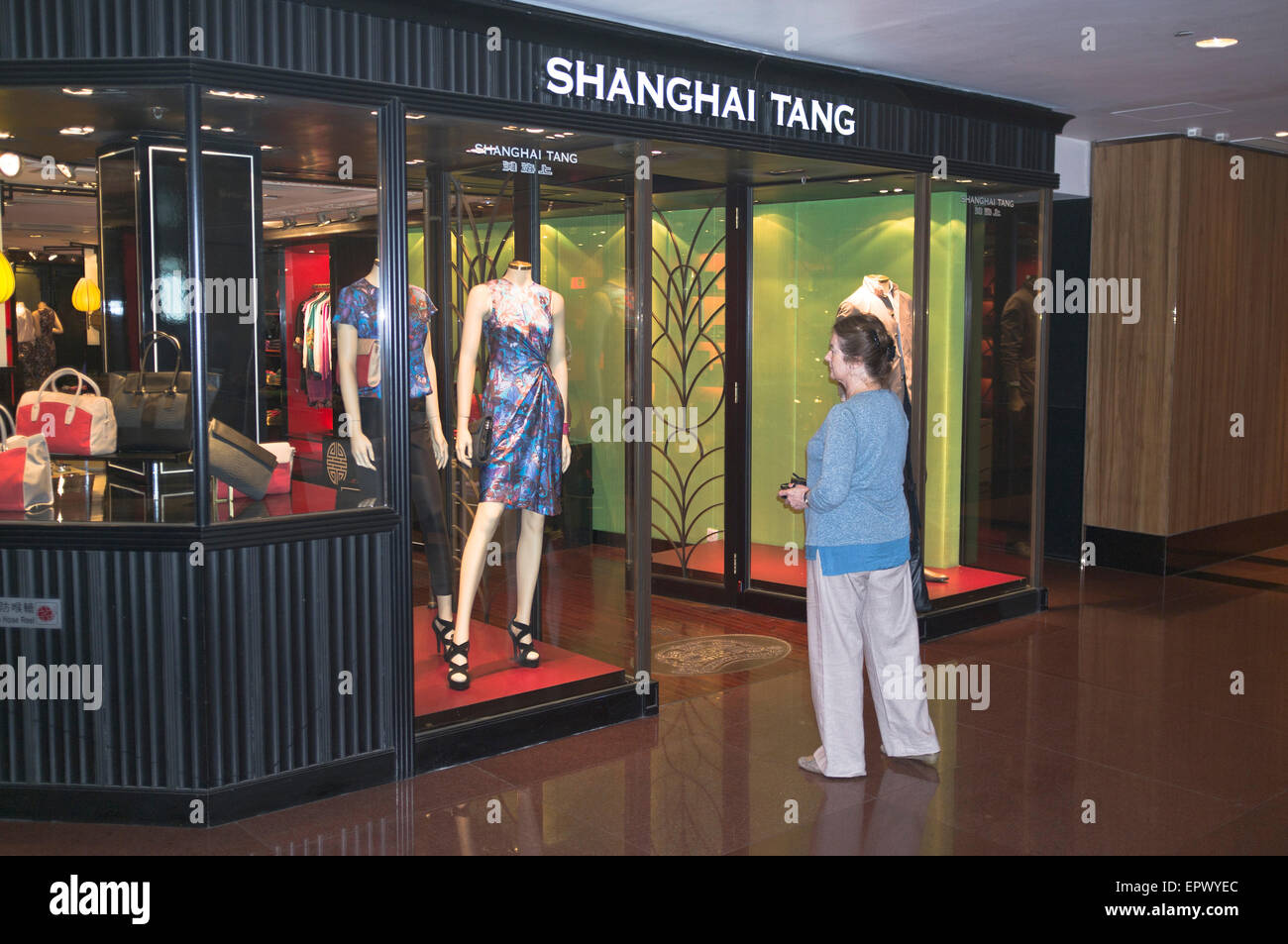 dh Shanghai Tang TSIM SHA TSUI HONGKONG Frau Tourist Shopper Shopping Interkontinentales Hotel Luxus asien Mall Interieur china Geschäfte chinesische Mode Stockfoto