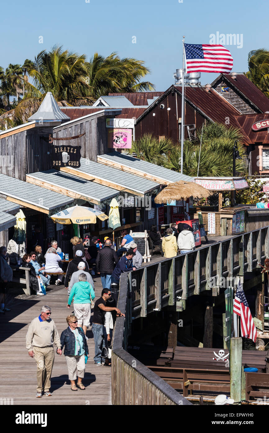 Touristen auf der Promenade, John's Pass Village, Madeira Beach, Florida Stockfoto