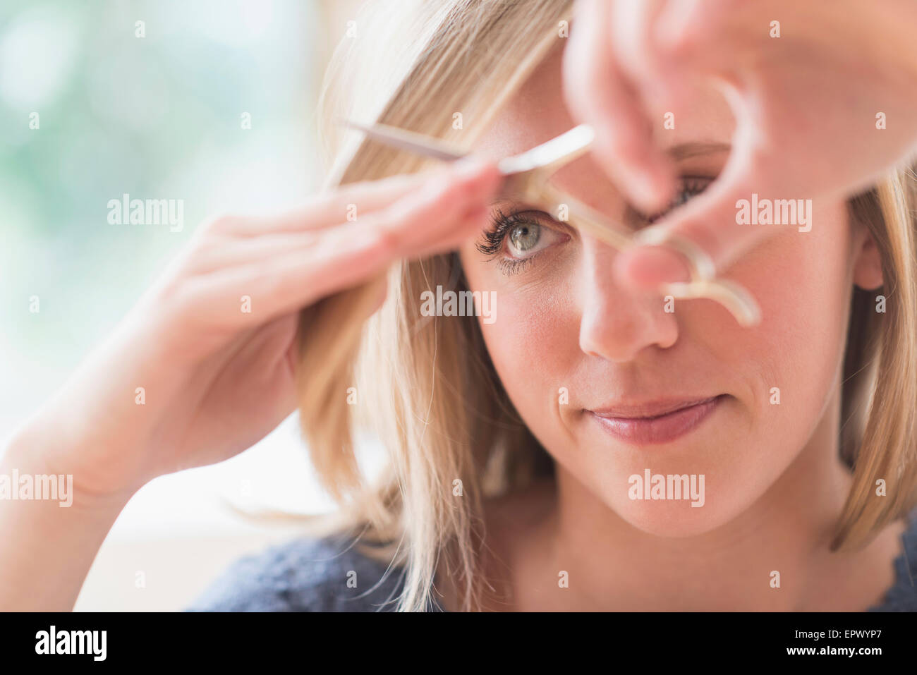 Frau Haare schneiden Stockfoto