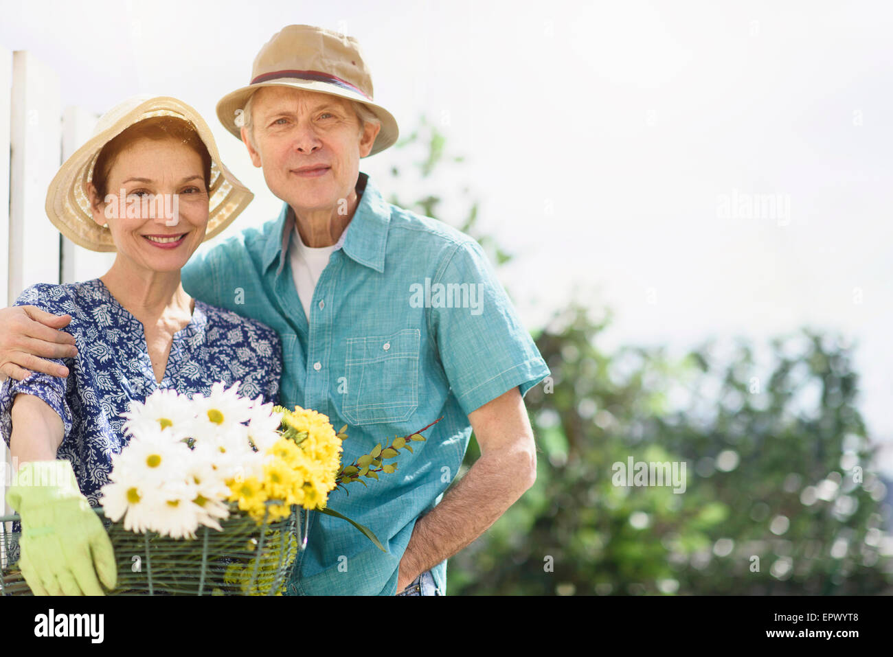 Porträt des Lächelns älteres Paar mit Blumen Stockfoto
