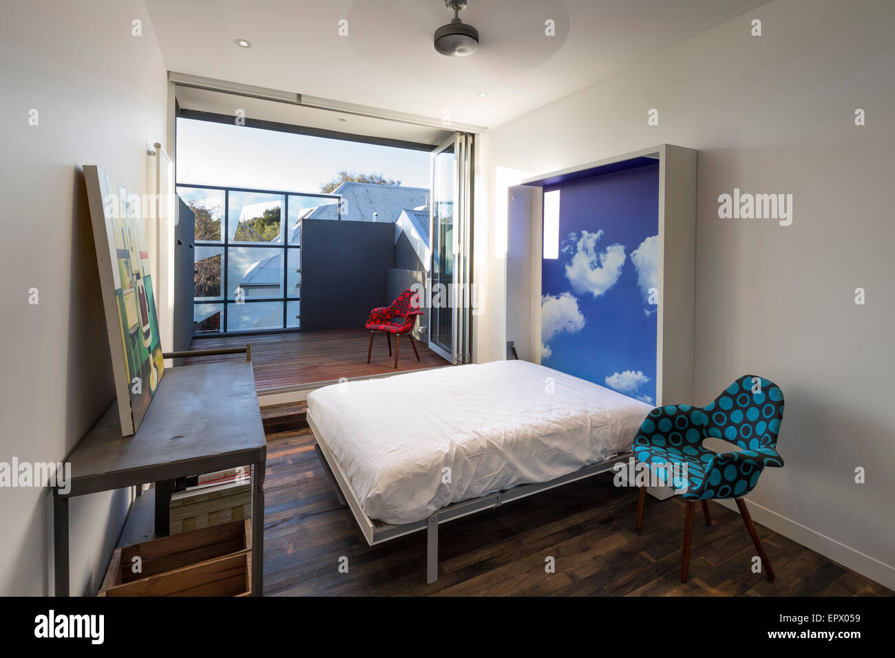 Schlafzimmer mit Kunstwerken in Burford House Apartment, Malmsbury Street, Weißdorn, Melbourne, Australien Stockfoto