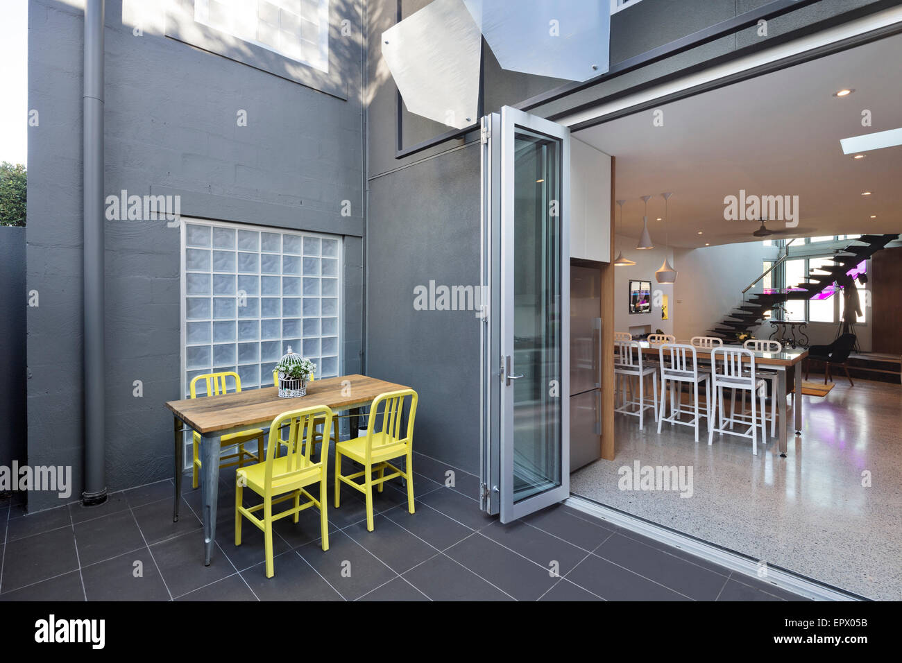 Terrassenmöbel mit Blick in Burford House Apartment, Malmsbury Street, Weißdorn, Melbourne, Australien Stockfoto