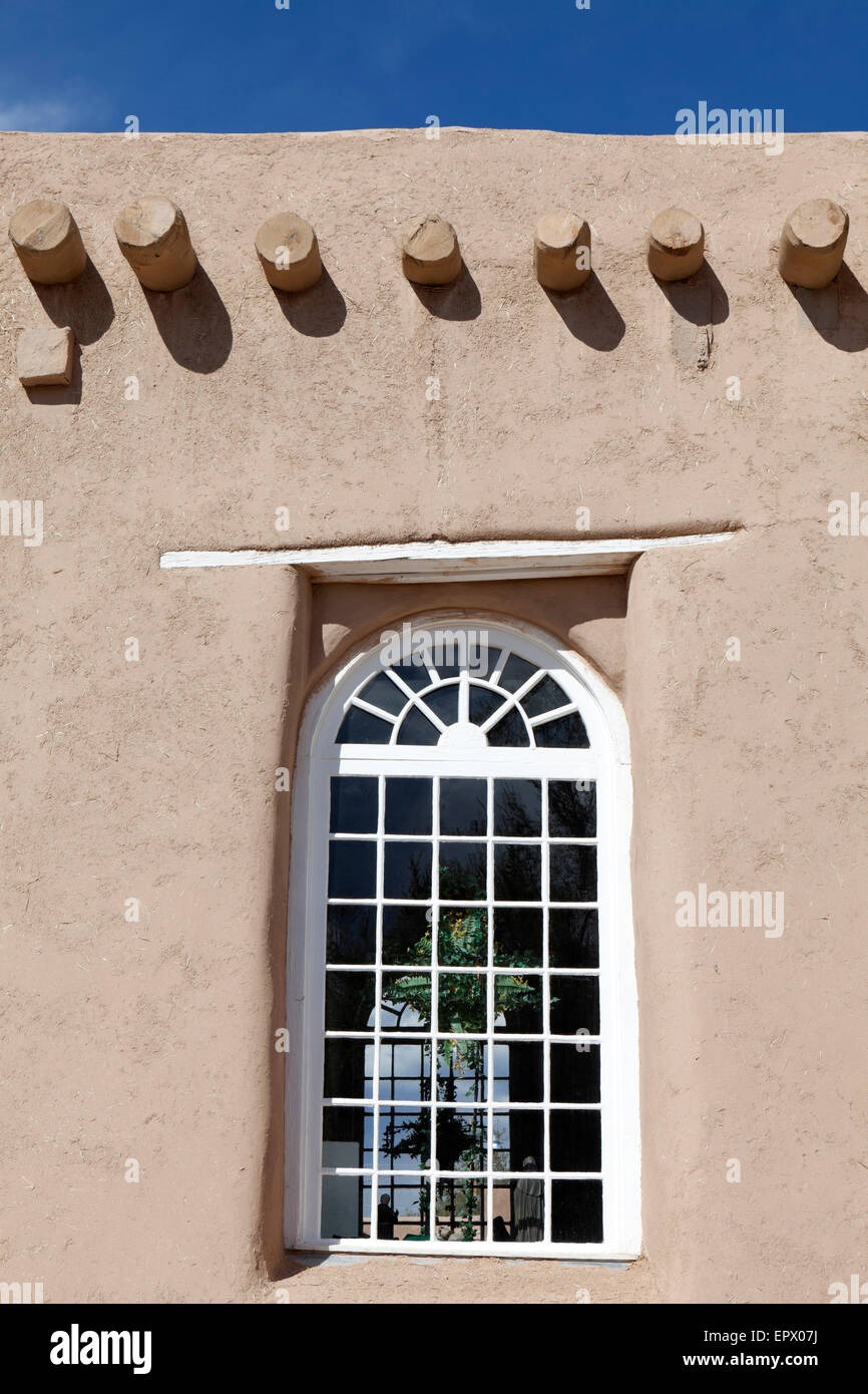 Fensterdetail der St. Francis Kirche, Ranchos de Taos, New Mexico, USA. Stockfoto