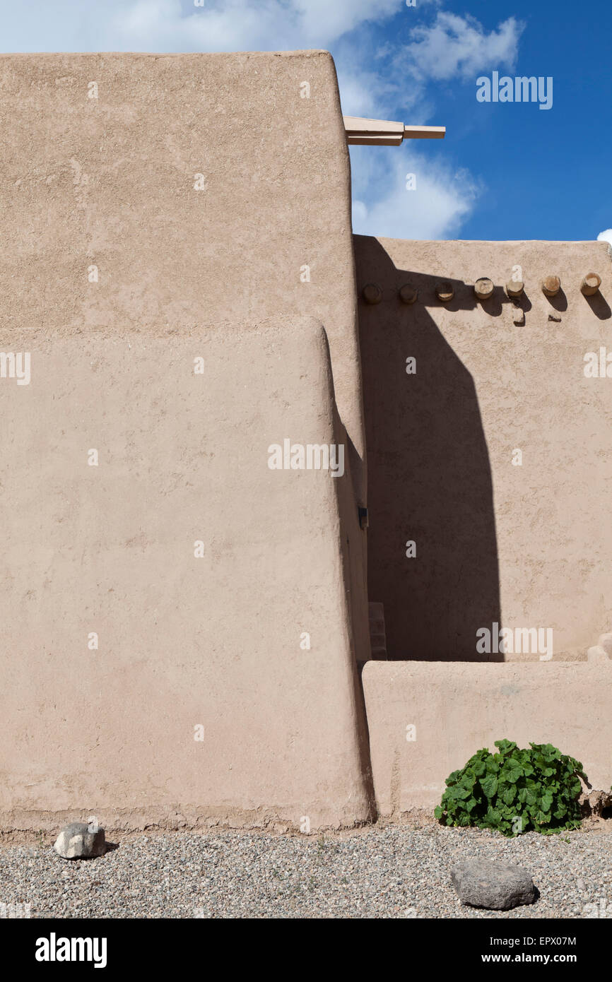 Die Adobe-Mauern der St. Francis Kirche, Ranchos de Taos, New Mexico, USA. Stockfoto