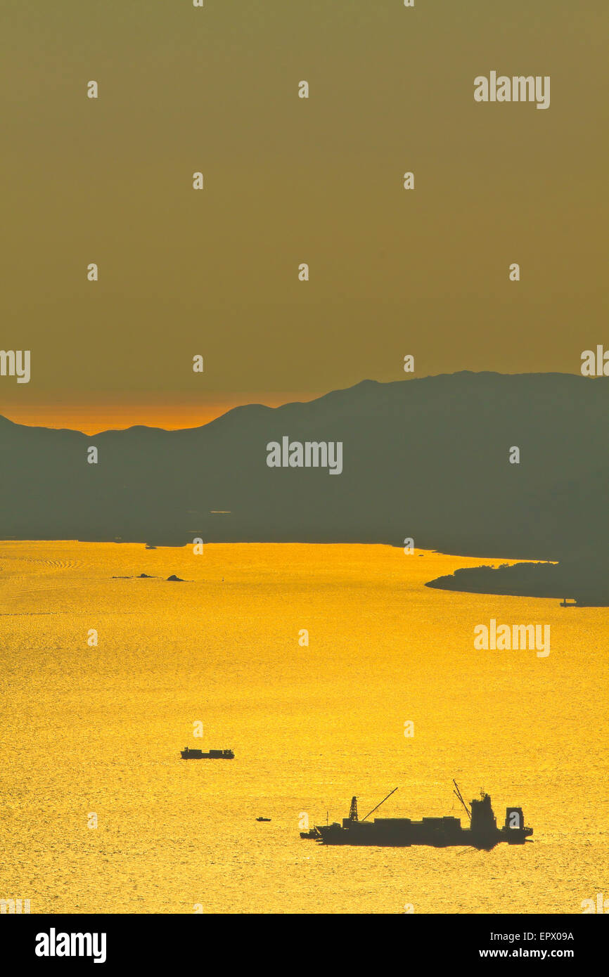 Massengutfrachter Schiff bei Sonnenuntergang im Meer Stockfoto