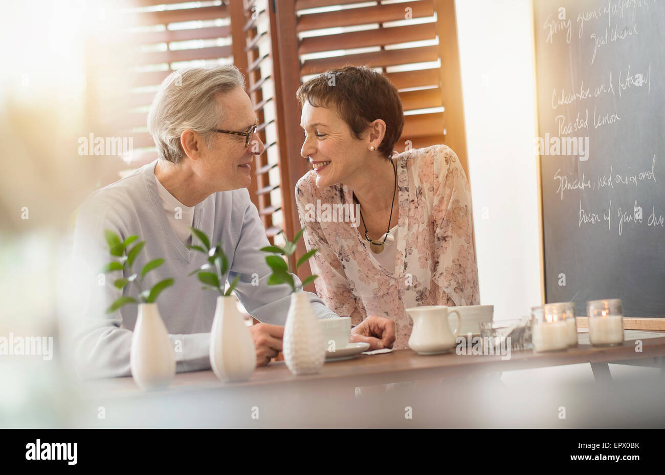 Älteres Paar im Restaurant sitzen Stockfoto