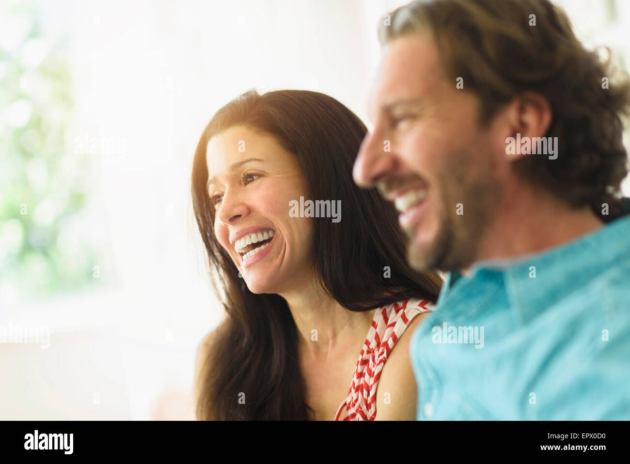Paar, Lachen auf sofa Stockfoto