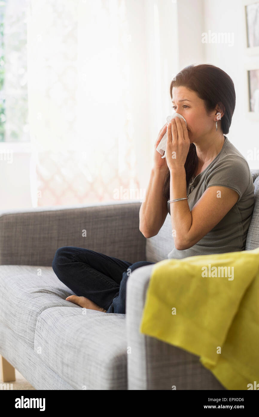 Frau, die ihre Nase auf sofa Stockfoto