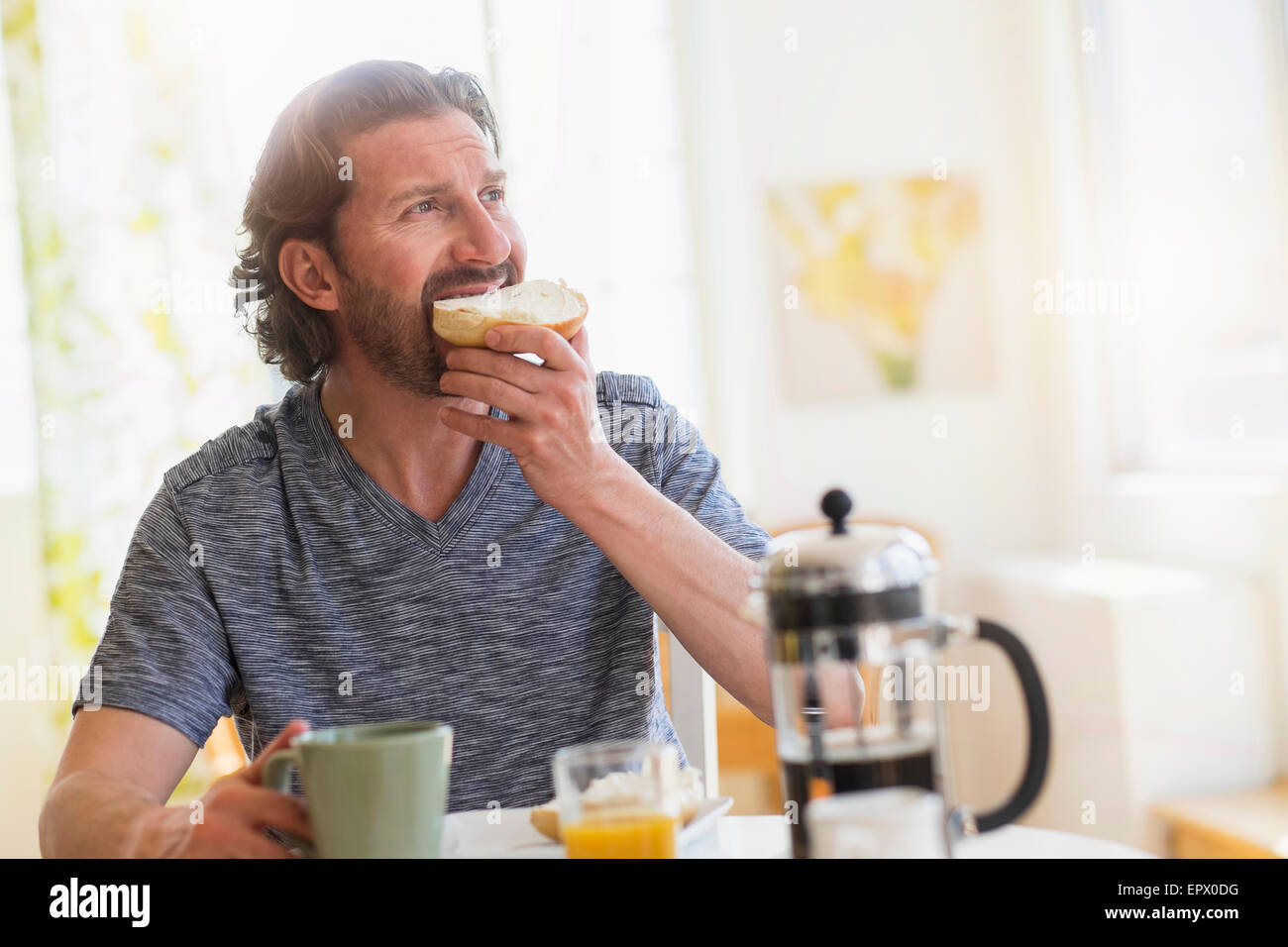 Reifer Mann Essen Frühstück Stockfoto