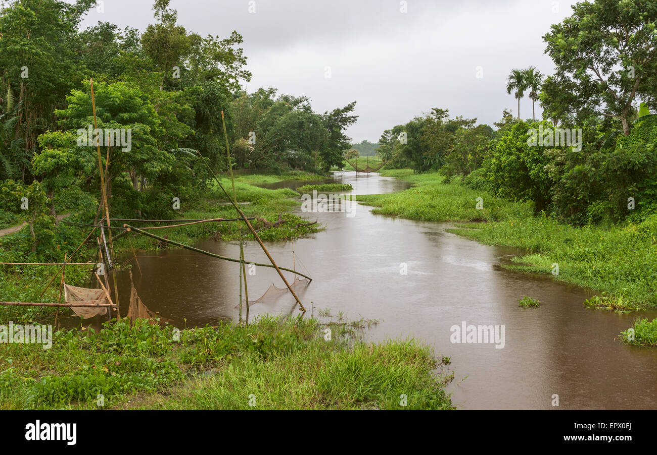 Ein kleiner Nebenfluss des mächtigen Brahmaputra Flut während des Monsuns regnet. Stockfoto