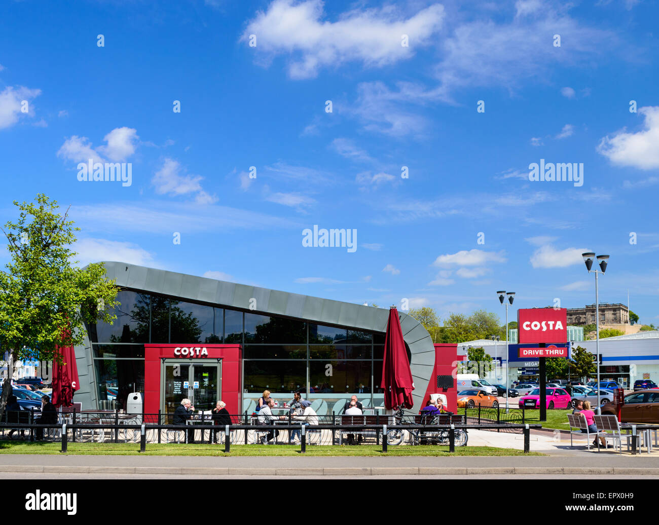 Menschen saßen draußen trinken am Costa Coffee-Shop und Drive-thru. Auf Schloss Marina Retail Park in Nottingham, England. Stockfoto