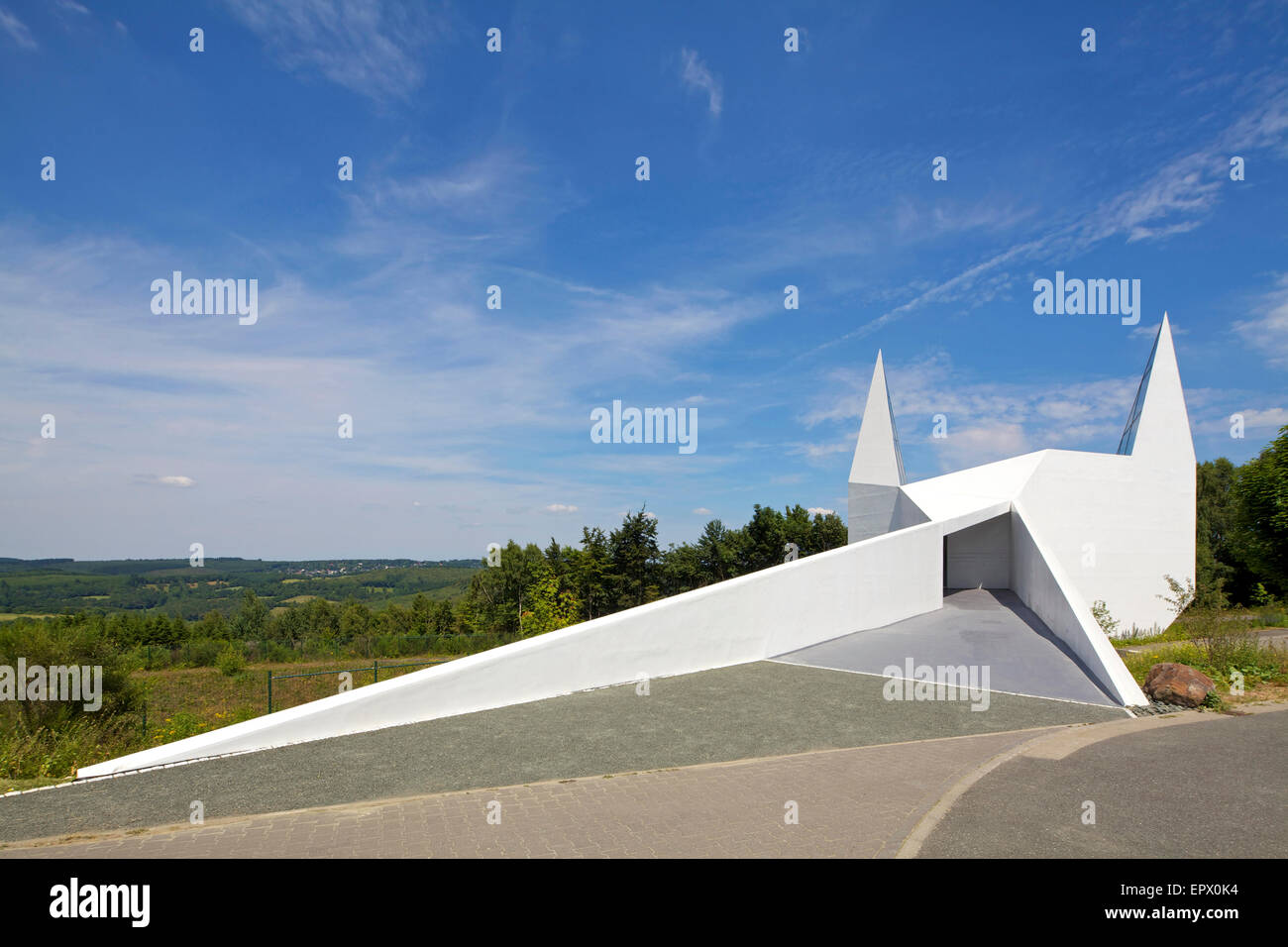 Eingangsportal zum postmodernen Autobahnkirche Stockfoto