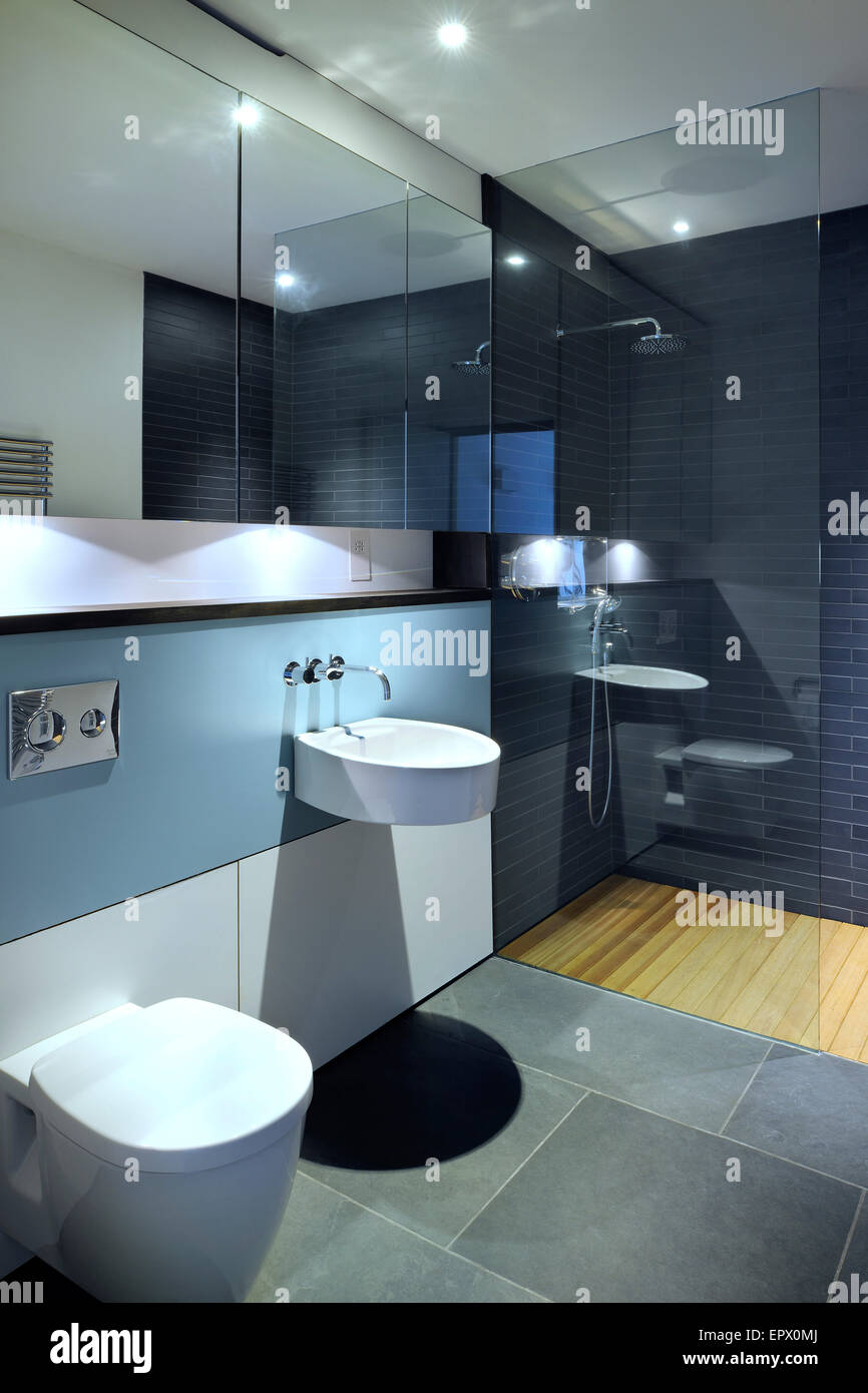 Schlafzimmer Bad mit Dusche Zimmer, Erdgeschoss in Tresithney, Cornwall, UK Stockfoto