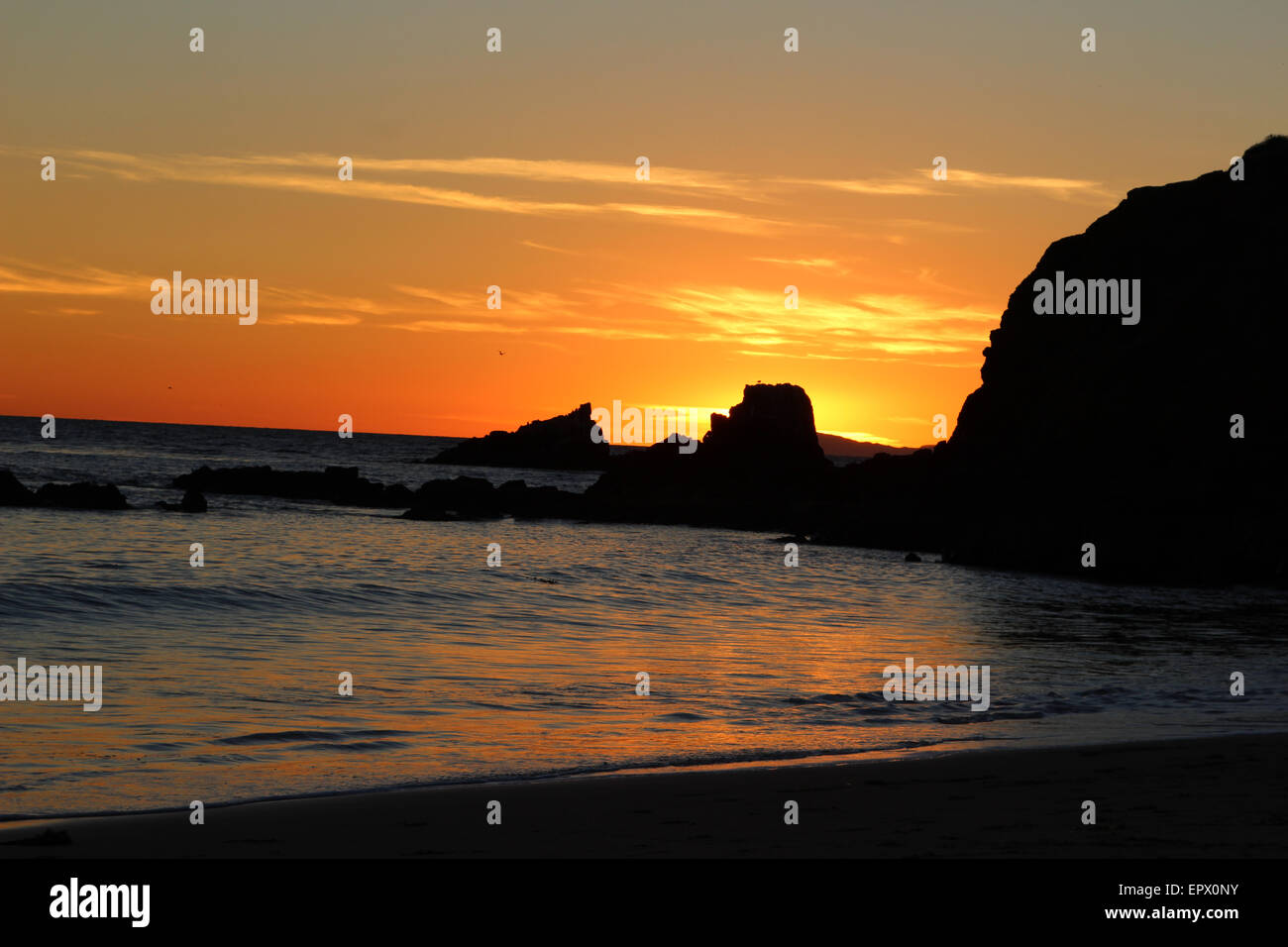 Sonnenuntergang über dem Meer und Felsen Steg Shaws Cove in Laguna Beach, Kalifornien Stockfoto