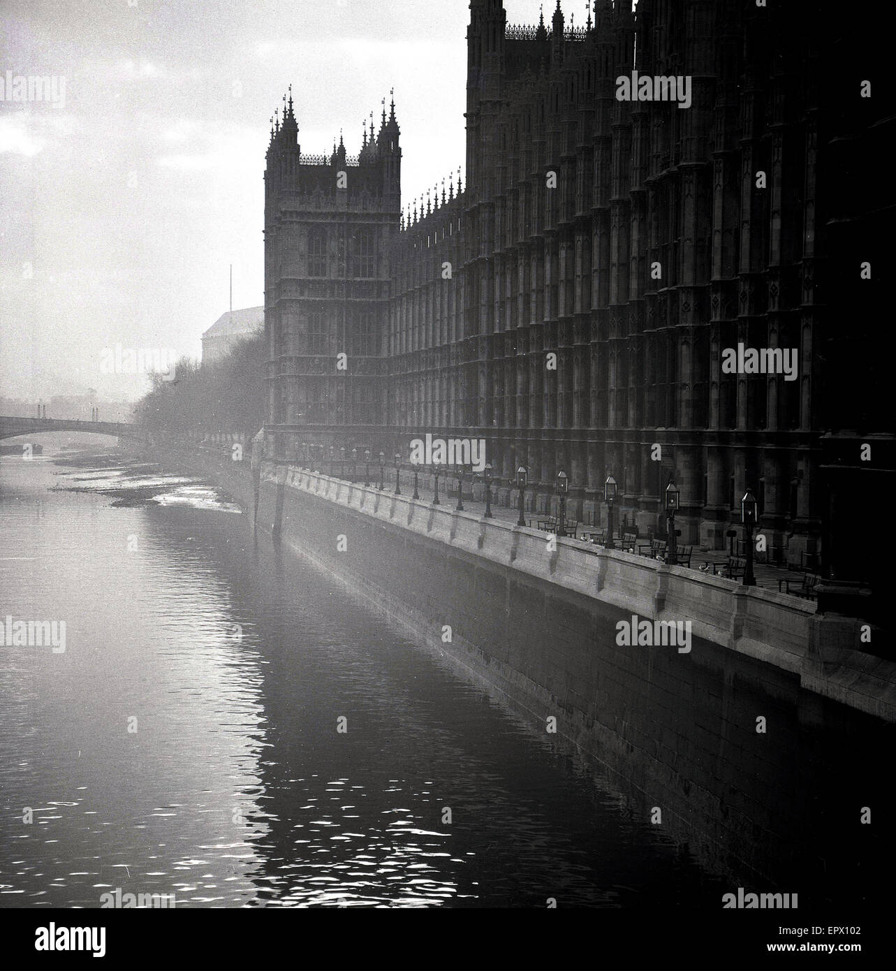 der 1950er Jahre, historische, nebligen Morgen, außen Anzeigen des Palace of Westminster oder den Houses of Parliament, am Ufer der Themse, Middlesex Stadt von Westminster, London, England. Stockfoto