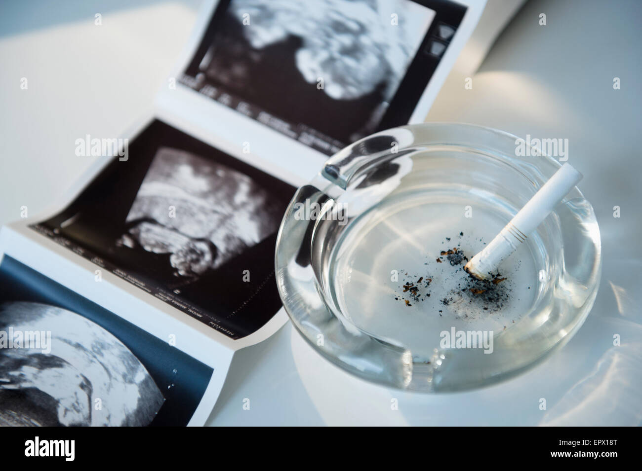 Rauchen während der Schwangerschaft Stockfoto