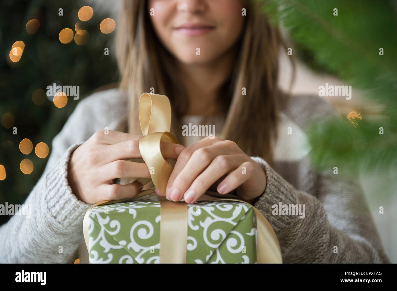 Frau bereitet Weihnachtsgeschenke Stockfoto