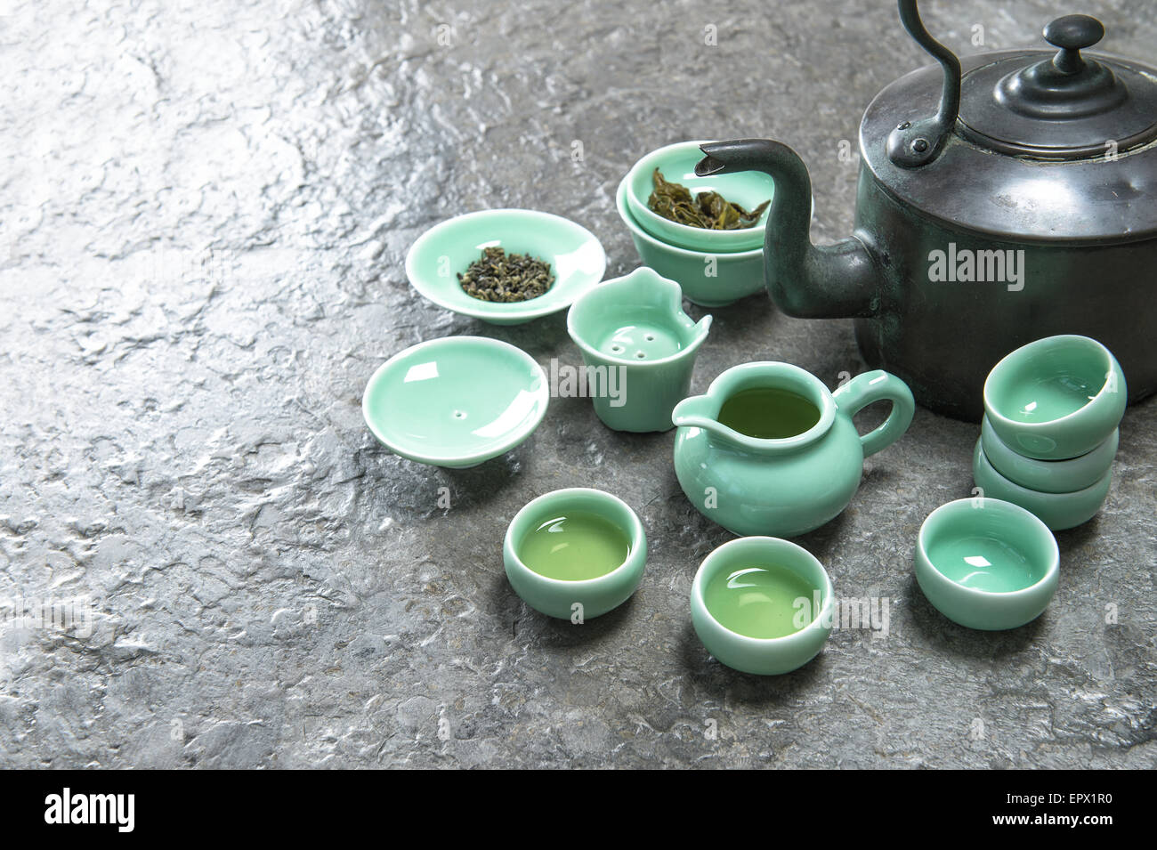 Geschirr für traditionelle asiatische Tee-Zeremonie. Teekanne und Tassen auf schwarzen Stein Tisch Hintergrund Stockfoto