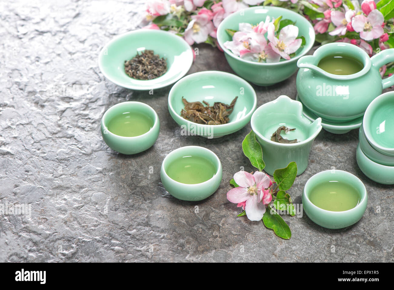 Teekanne und Tassen mit Feder Apfelblüten. Utensilien für traditionelle chinesische Teezeremonie Stockfoto