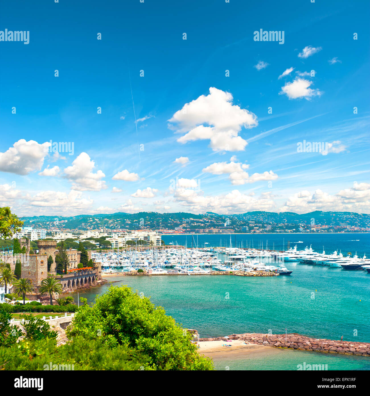 Mediterrane Landschaft mit blauen Wolkenhimmel. Blick auf Meer und Luxus Resort Cote d ' Azur in Frankreich. Côte d ' Azur Stockfoto