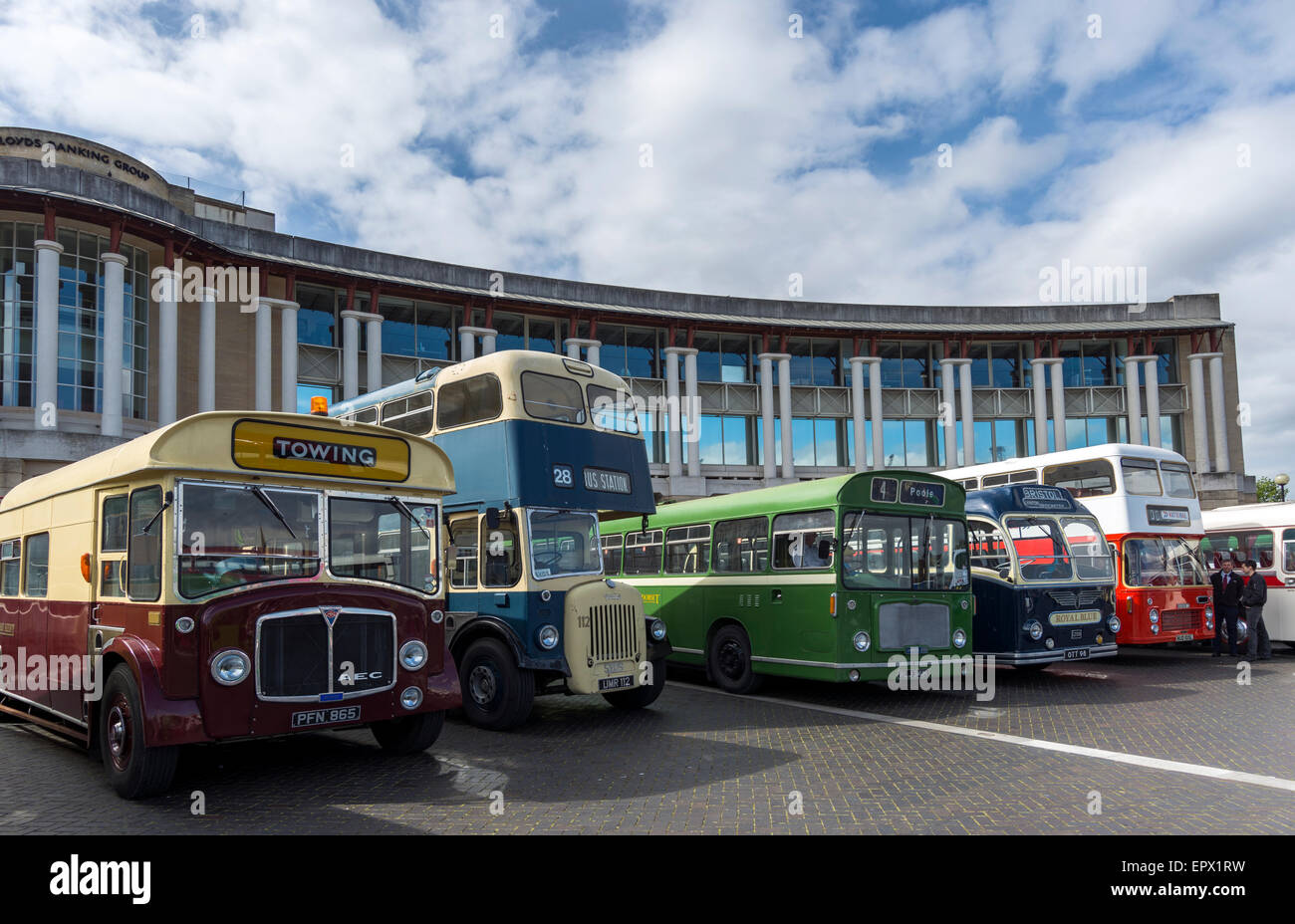 Eine große Auswahl an Bussen im Laufschritt und Kundgebung am Harbourside Bristols. Stockfoto