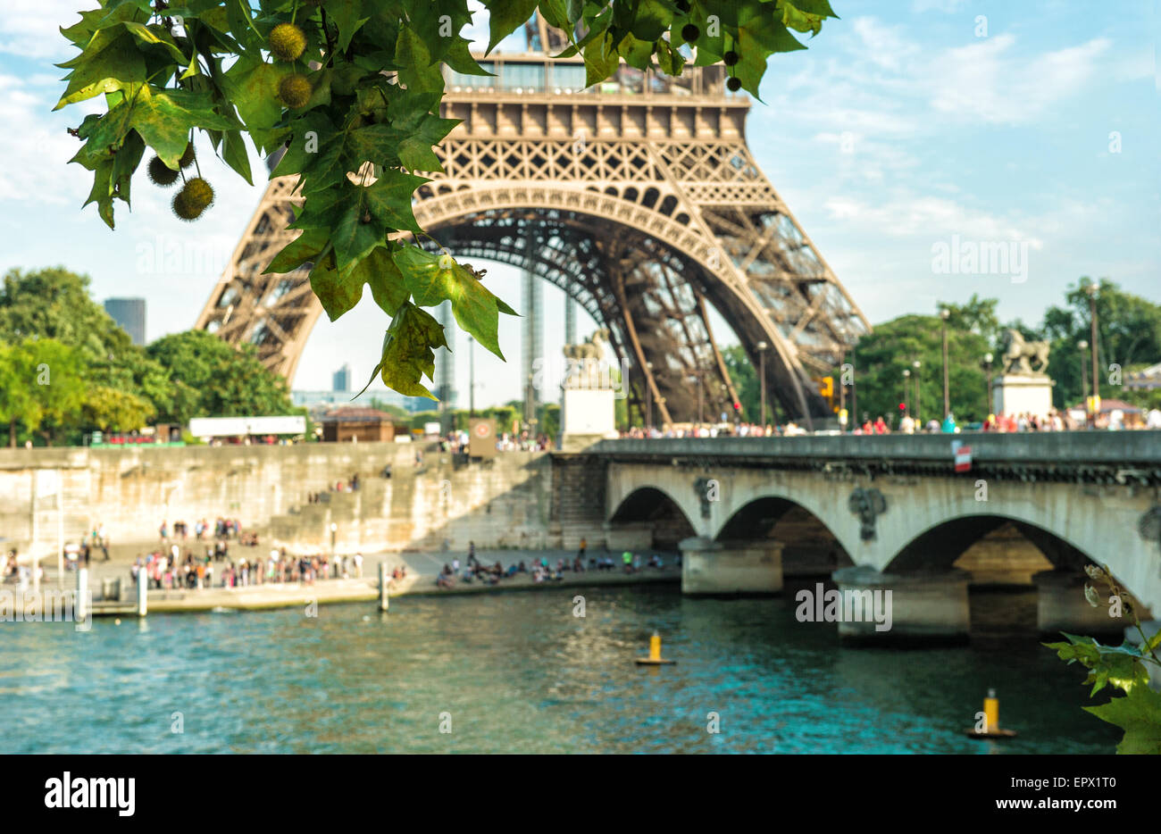Seine und Eiffelturm in Paris Frankreich, französische Wahrzeichen. Der Hintergrund jedoch unscharf, selektiven Fokus Stockfoto