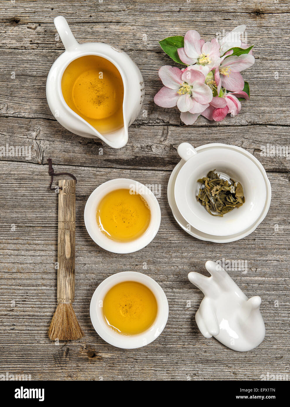 Teekanne und Tassen auf rustikalen Holztisch. Utensilien für traditionelle chinesische Teezeremonie Stockfoto