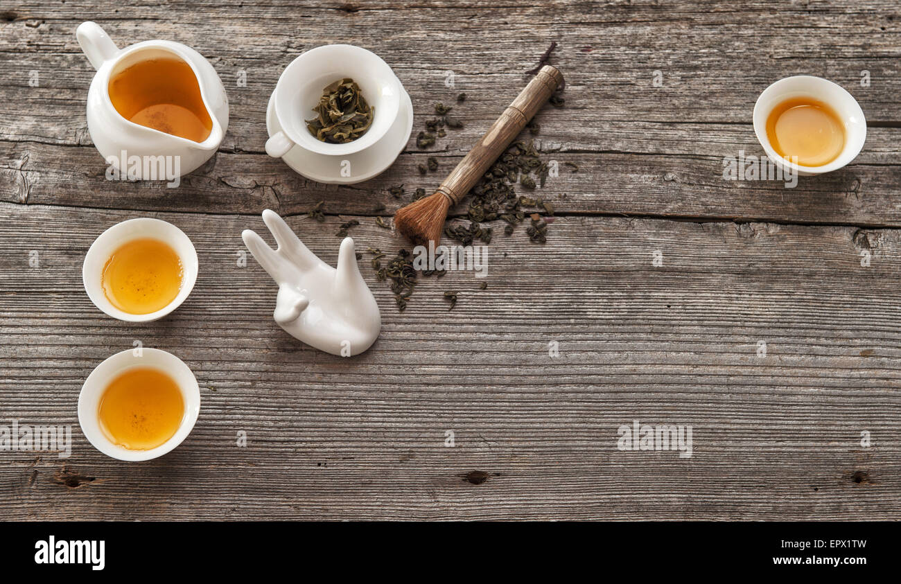 Utensilien für die chinesische Teezeremonie. Teekanne und Tassen auf rustikalen Holztisch Stockfoto