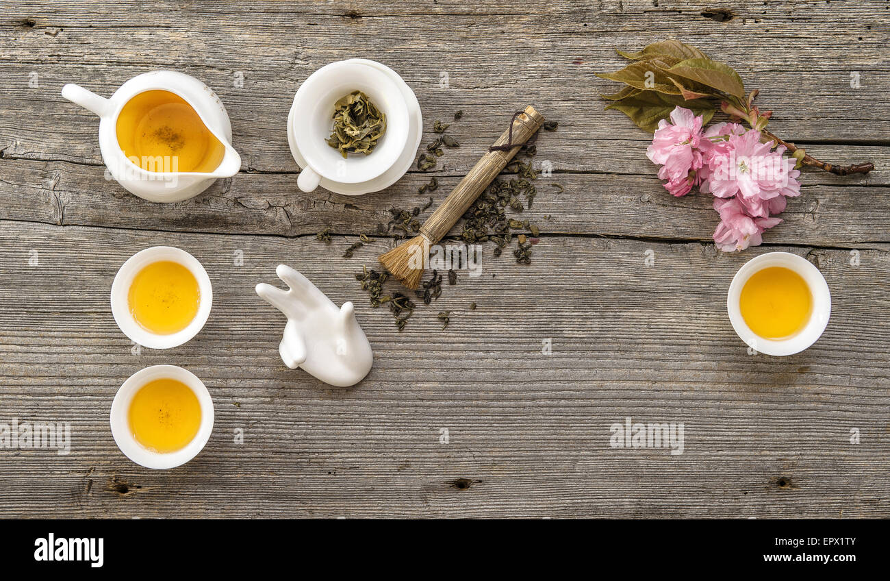 Utensilien für traditionelle asiatische Tee-Zeremonie. Teekanne und Tassen auf rustikalen Holztisch Stockfoto