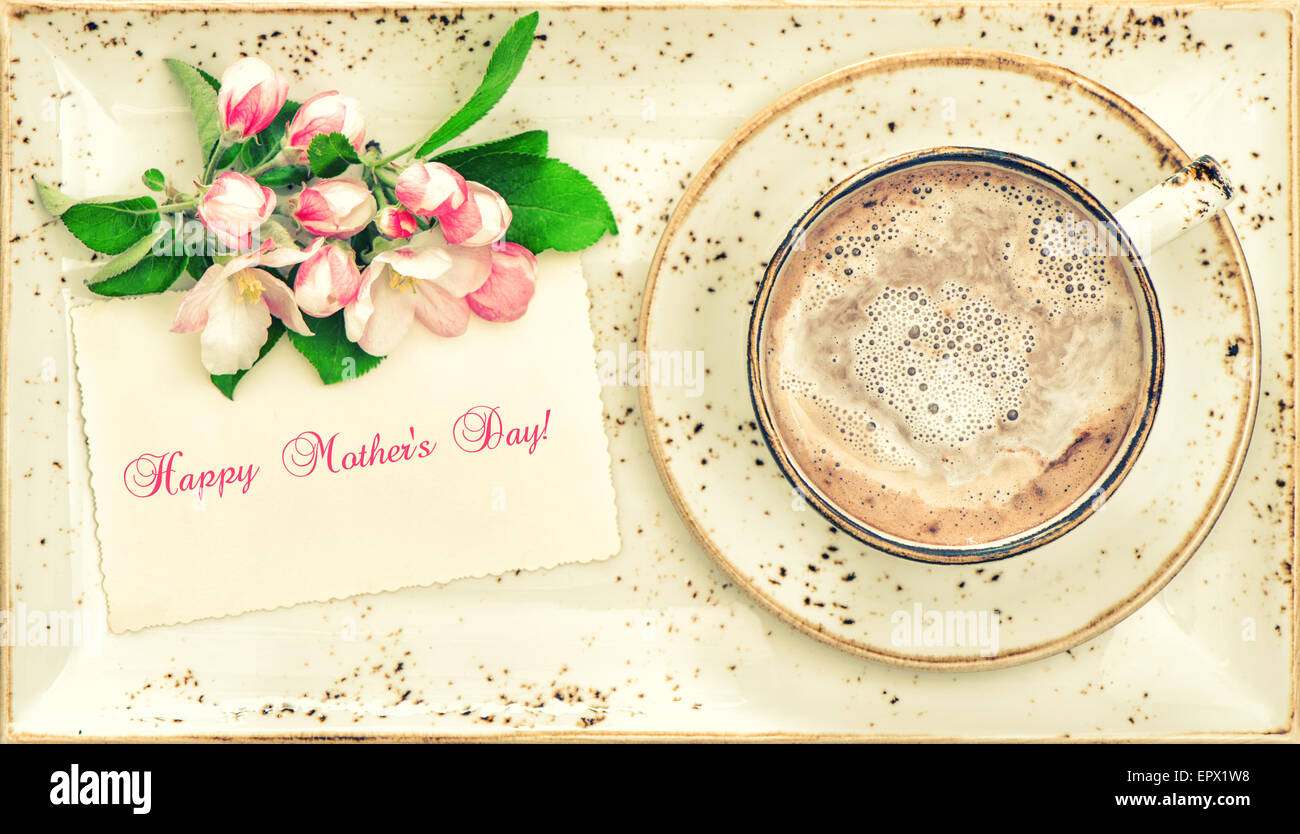 Heiße Schokolade mit Blumen und Grüße Karte. Kakaogetränk mit Milchschaum. Schönen Muttertag! VIntage-Stil getönten Bild Stockfoto