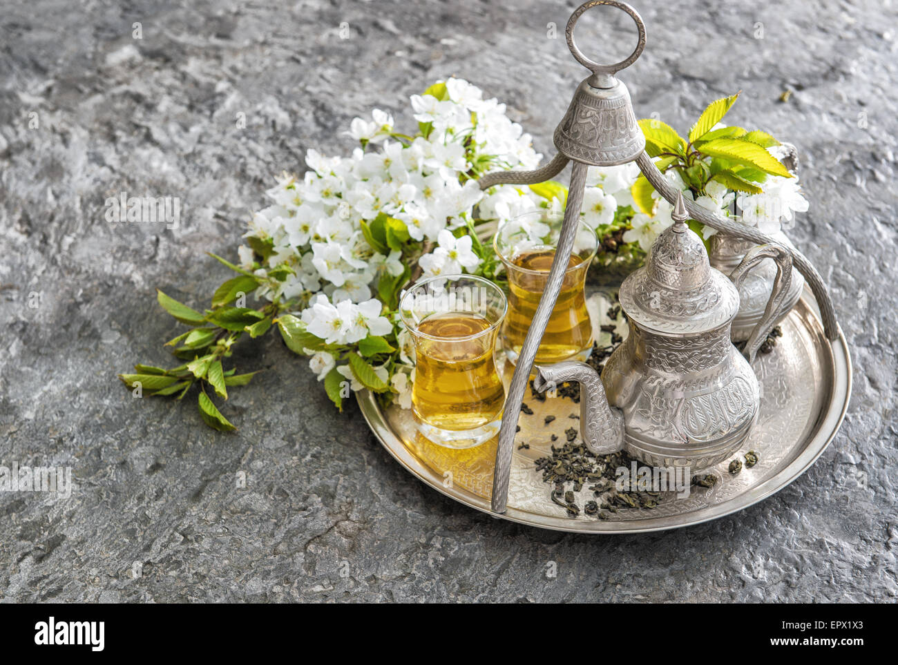 Tee Gläser und Topf. Orientalischer Urlaub Dekoration mit Blumen. Tafelsilber Stockfoto