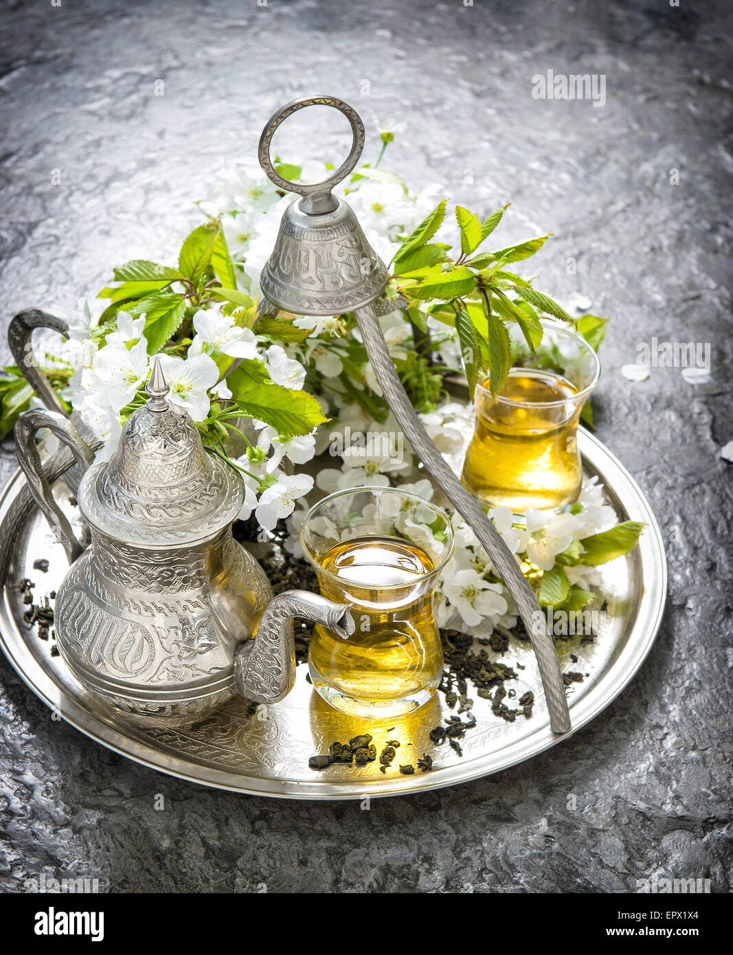 Tee Gläser und Topf. Orientalischer Urlaub Dekoration. Silbergeschirr. Vintage-Stil getönten Bild Stockfoto