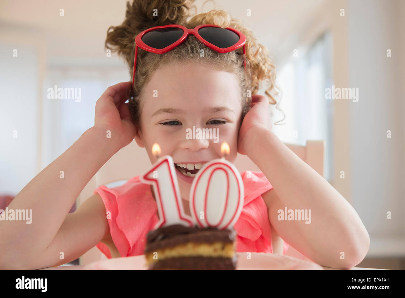Mädchen (10-11) feiert 10. Geburtstag Stockfoto