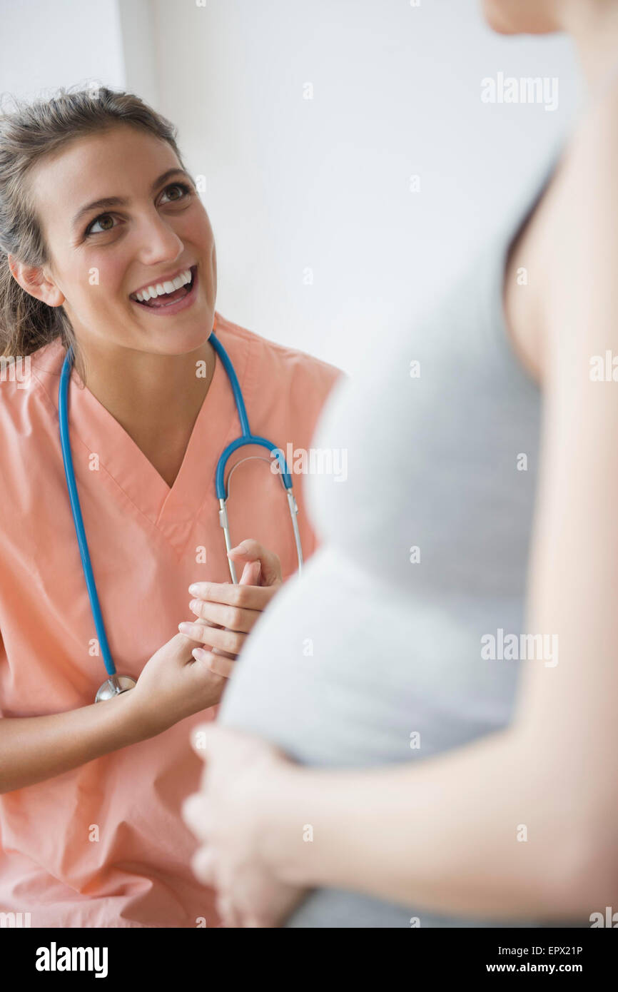 Ärztin und schwangere Stockfoto