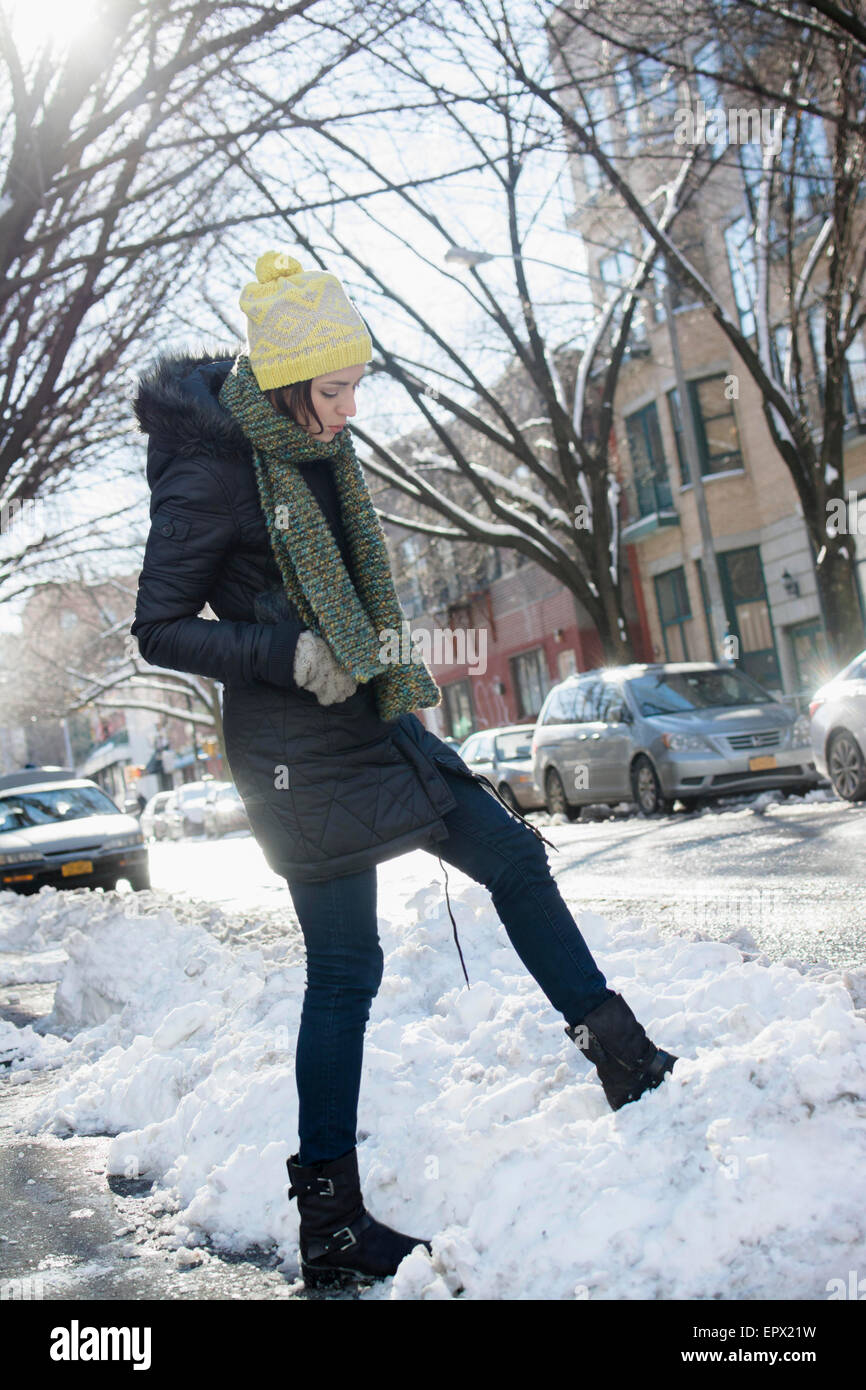 USA, New York, Brooklyn, Frau auf Straße, ihr Bein in die snow Stockfoto