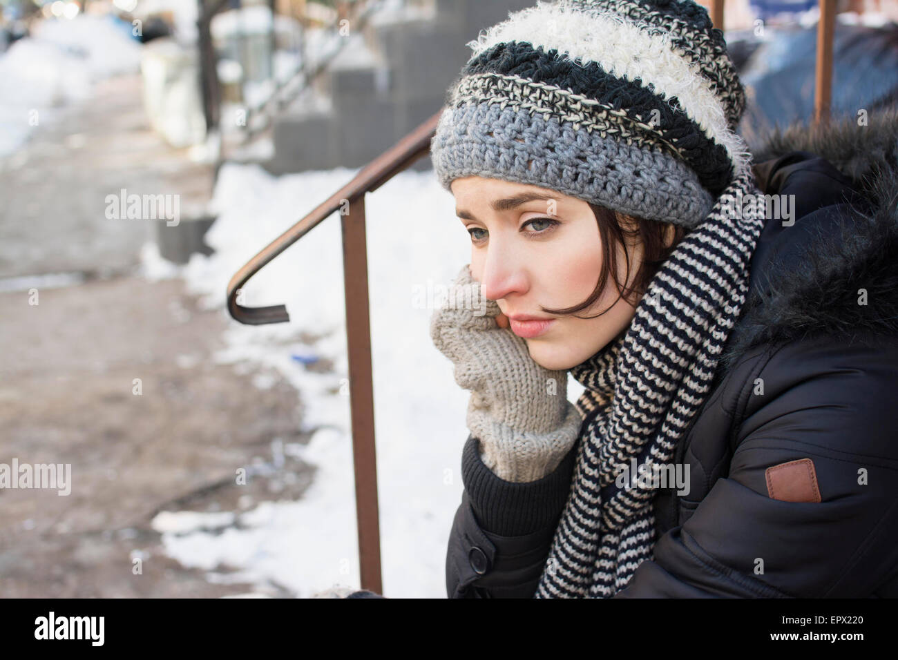 USA, New York, Brooklyn, Frau sitzen auf Stufen denken Stockfoto