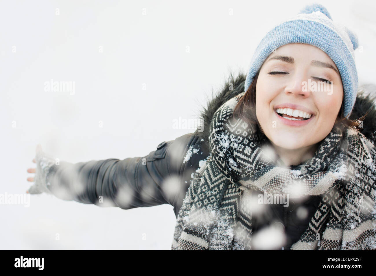 Porträt der lächelnde Frau im Schnee Stockfoto