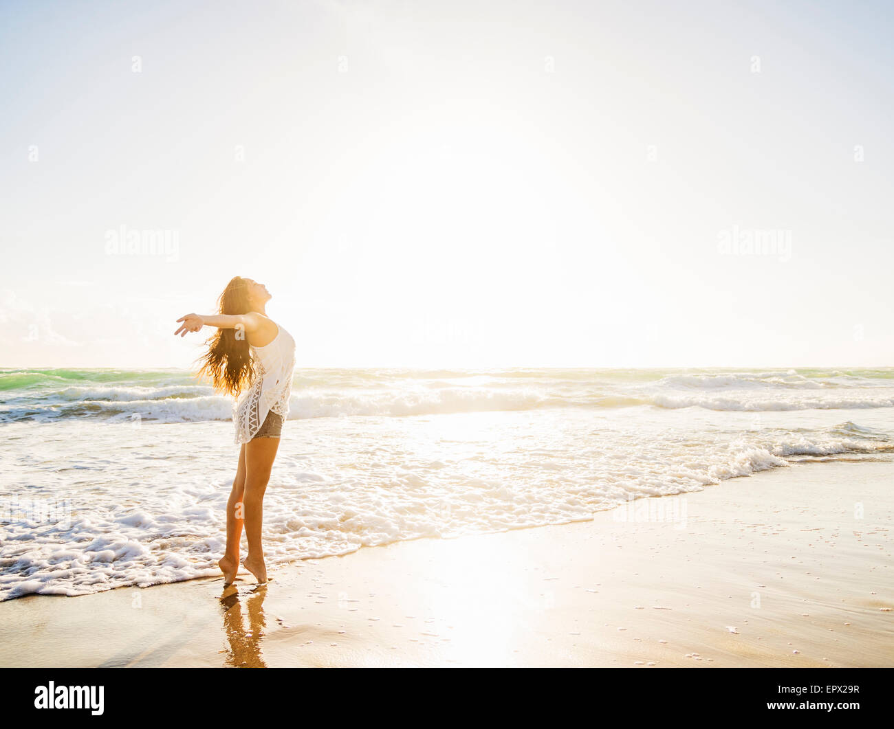 USA, Florida, Jupiter, Frau am Strand mit erhobenen Armen Stockfoto