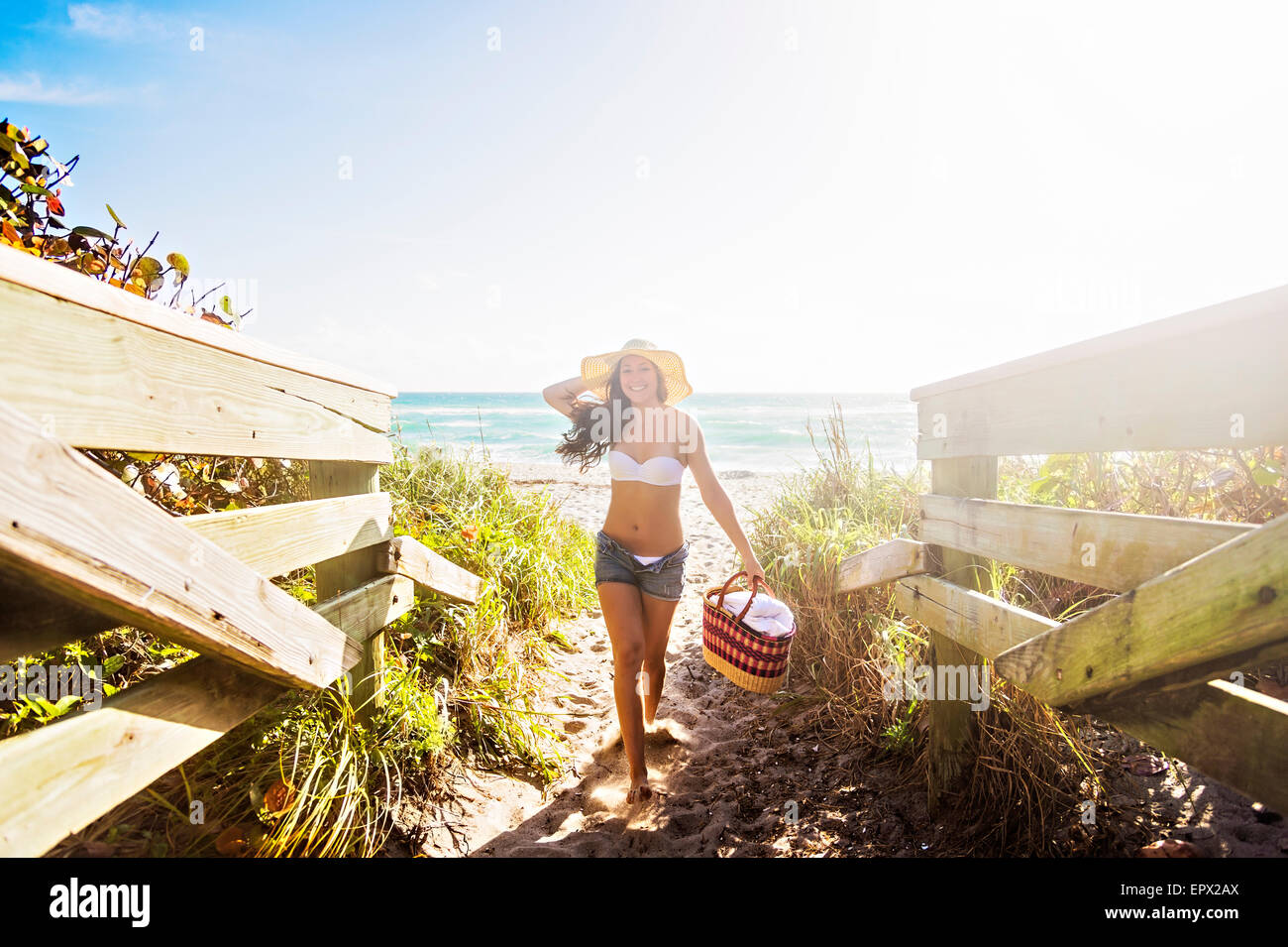 USA, Florida, Jupiter, Porträt der jungen Frau am Strand Stockfoto