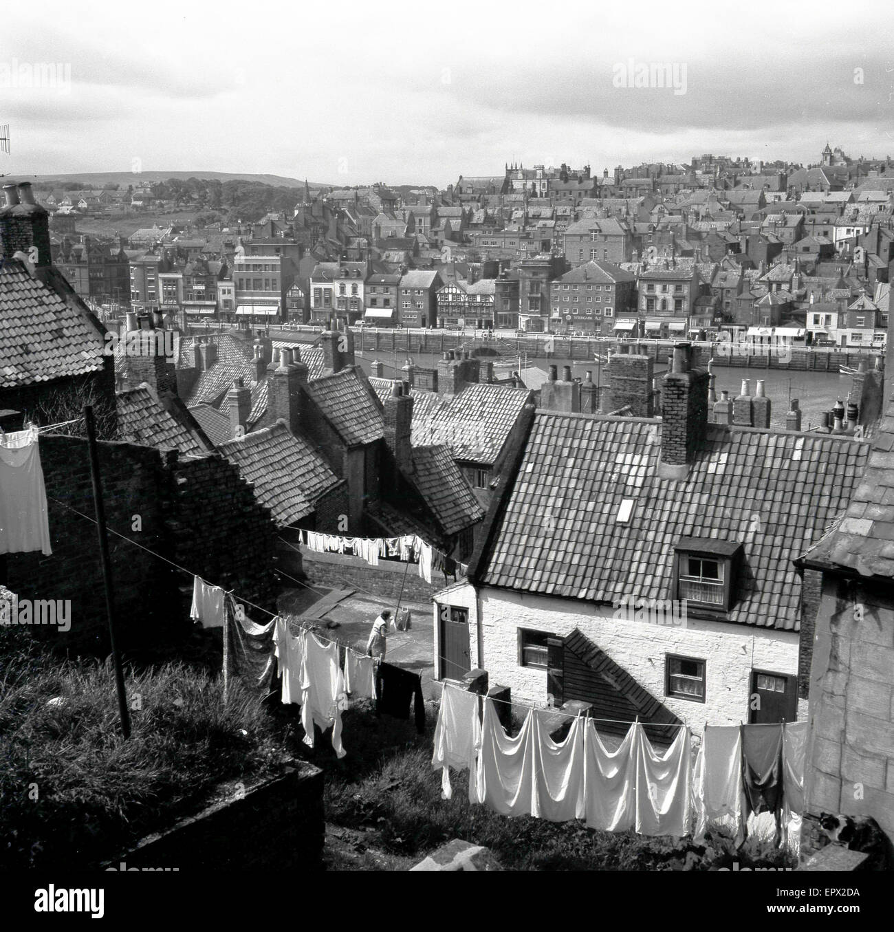 1950er Jahre, historische, England, Blick über viktorianischen Reihenhäusern und Stadt mit Waschmaschine hängen an einer Wäscheleine außerhalb. Stockfoto