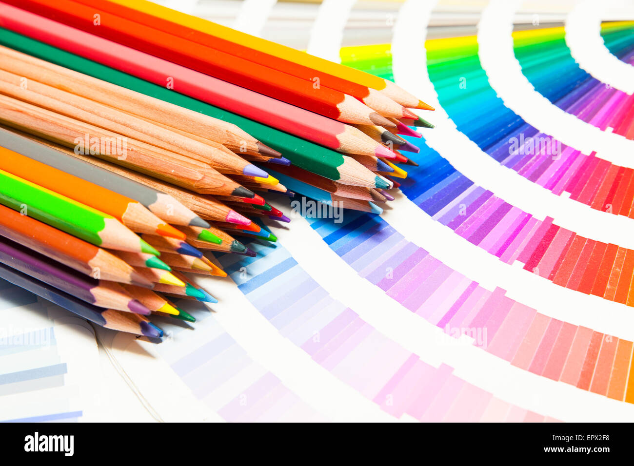 Buntstifte und Farbkarte in allen Farben Stockfoto