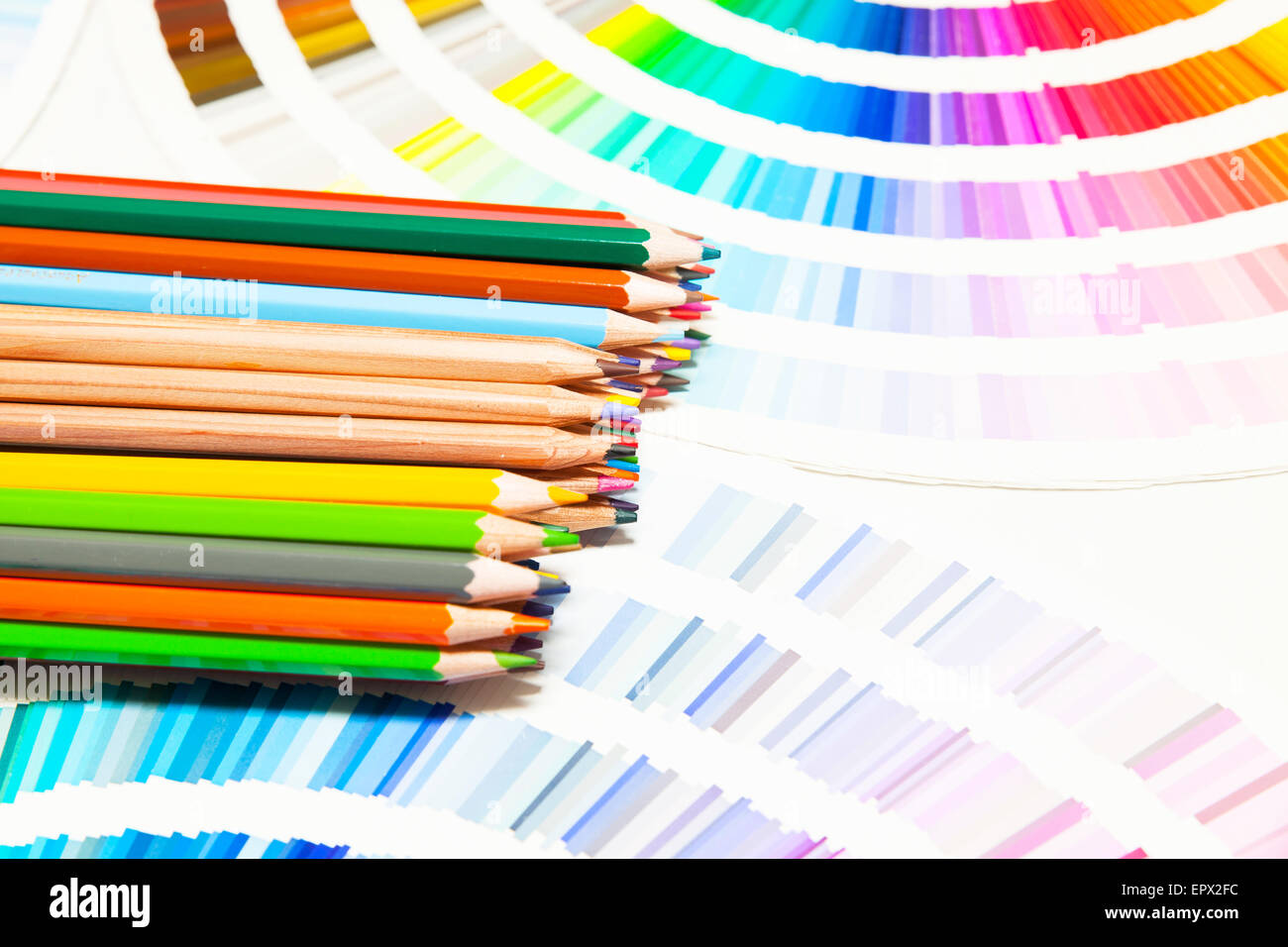 Buntstifte und Farbkarte in allen Farben Stockfoto