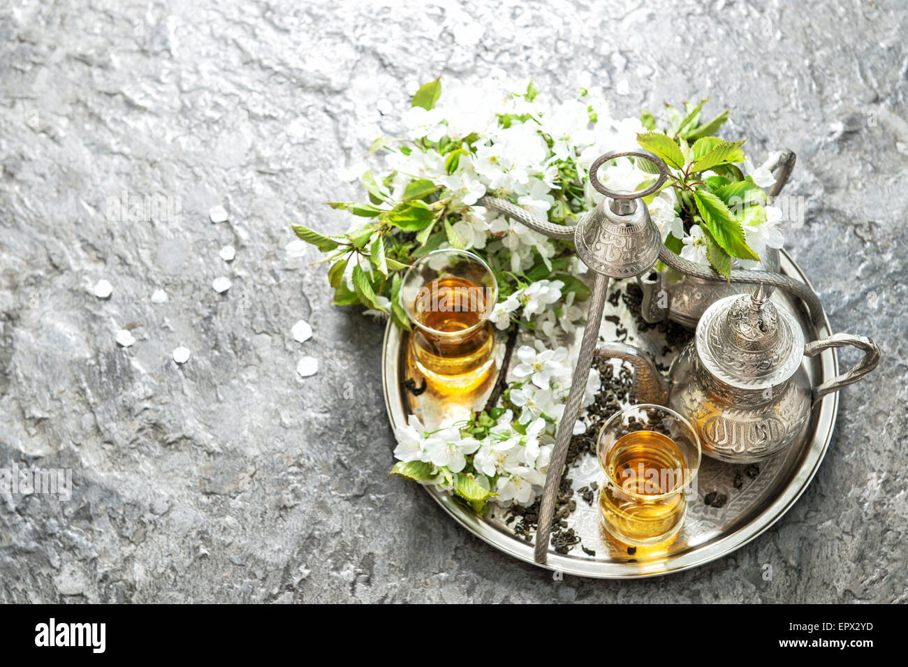 Tee Gläser und Topf. Orientalische Silbergeschirr. Frühling Blumen Dekoration. Selektiven Fokus Stockfoto
