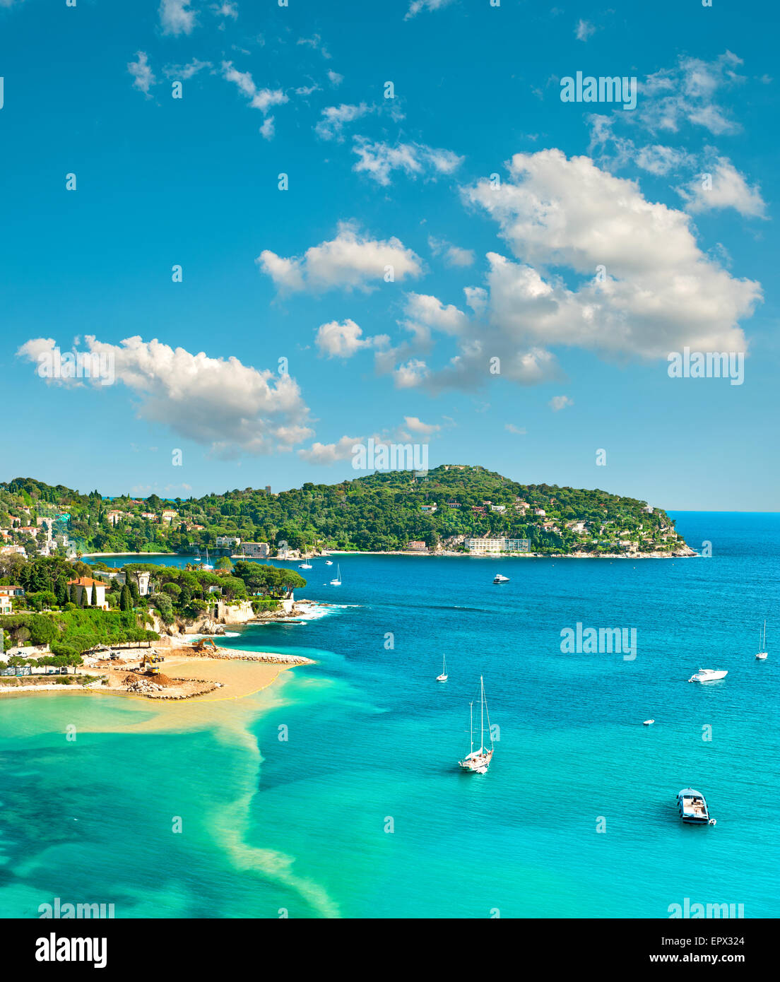 Türkisfarbenes Meer und blauer Himmel. Villefranche von Nizza, Côte d ' Azur. Sommerferien Stockfoto