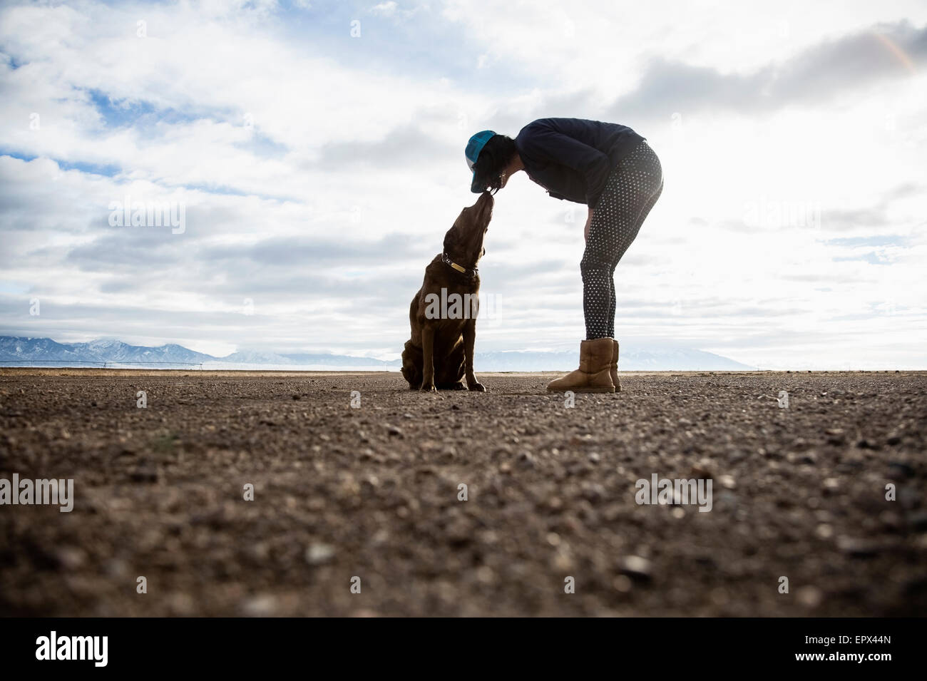 USA, Colorado, Frau mit Hund im freien Stockfoto